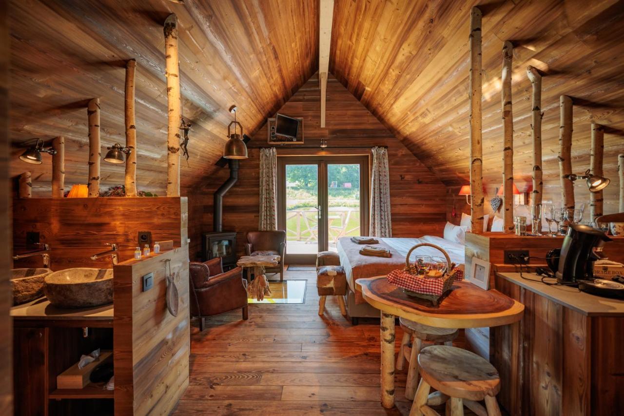Aqualodge Hotel Insolite Ermeton-sur-Biert エクステリア 写真